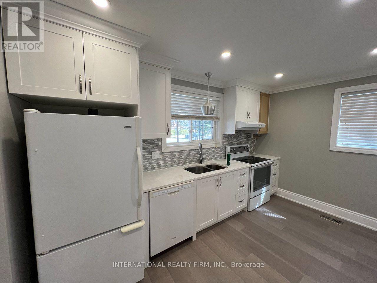 Main- Half - 73 Murray Drive, Aurora, ON - Indoor Photo Showing Kitchen With Double Sink