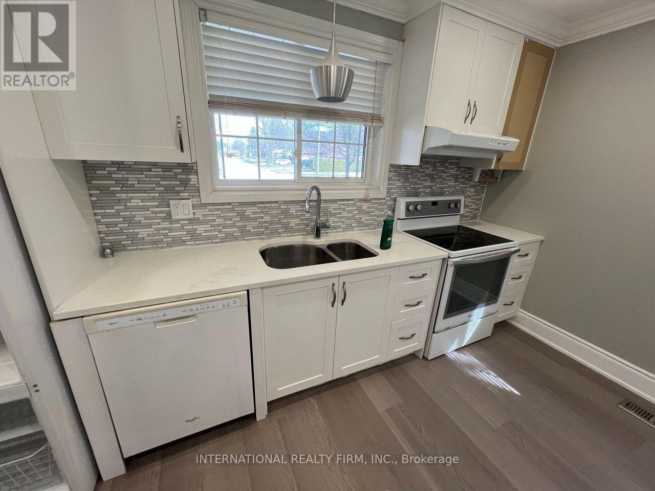 Main- Half - 73 Murray Drive, Aurora, ON - Indoor Photo Showing Kitchen With Double Sink