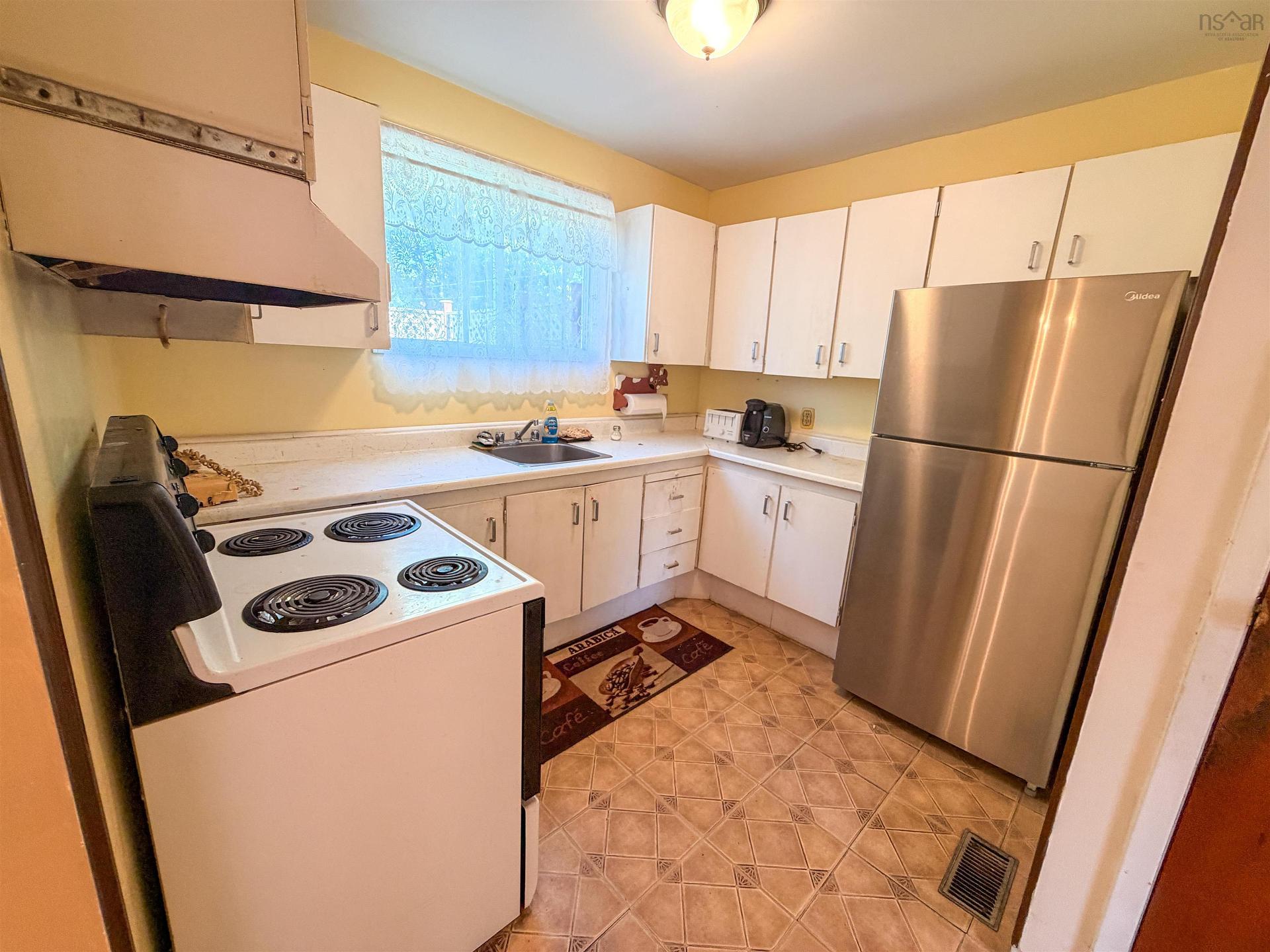 19 Brompton Road, Dartmouth, NS - Indoor Photo Showing Kitchen