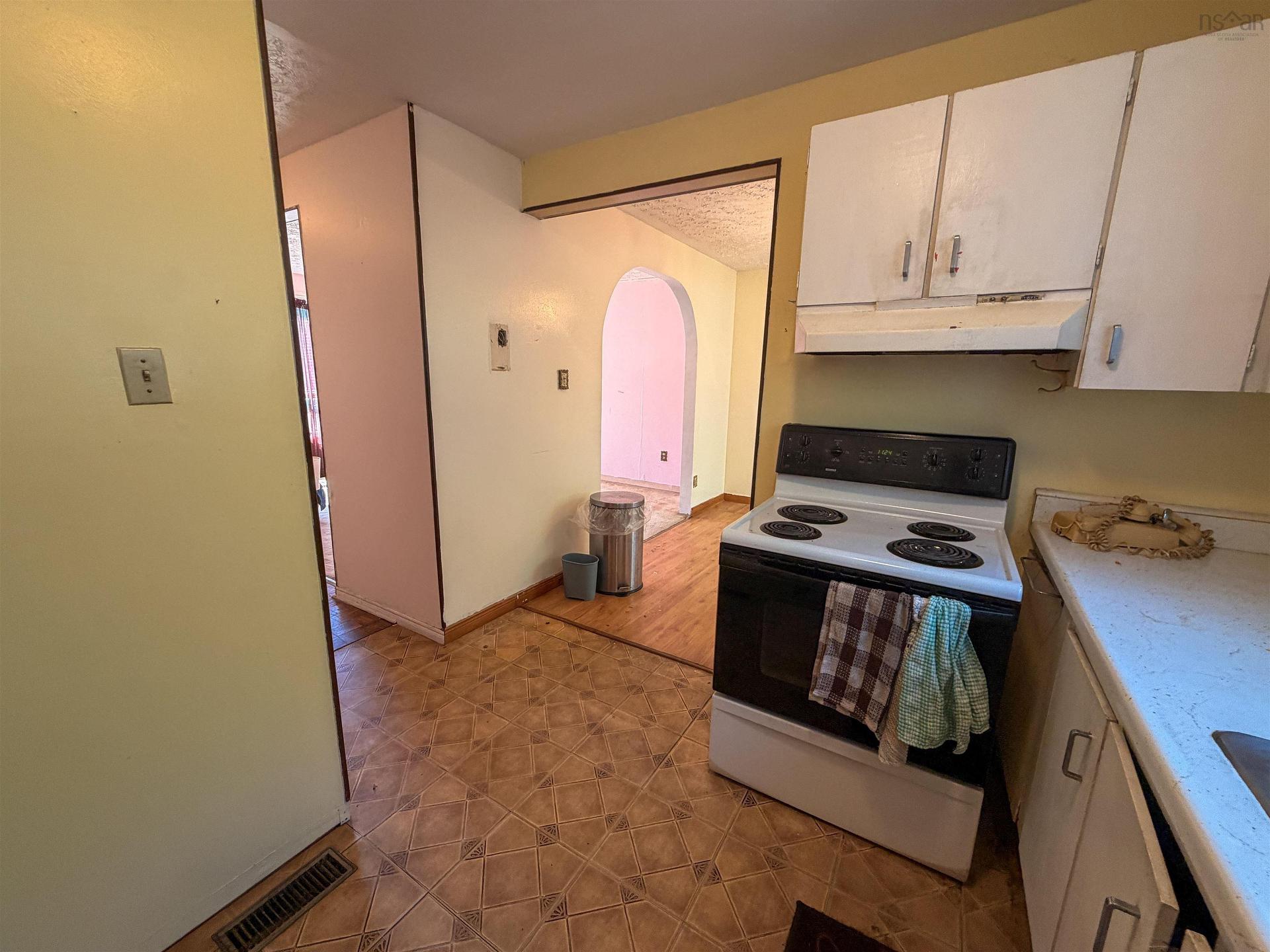 19 Brompton Road, Dartmouth, NS - Indoor Photo Showing Kitchen