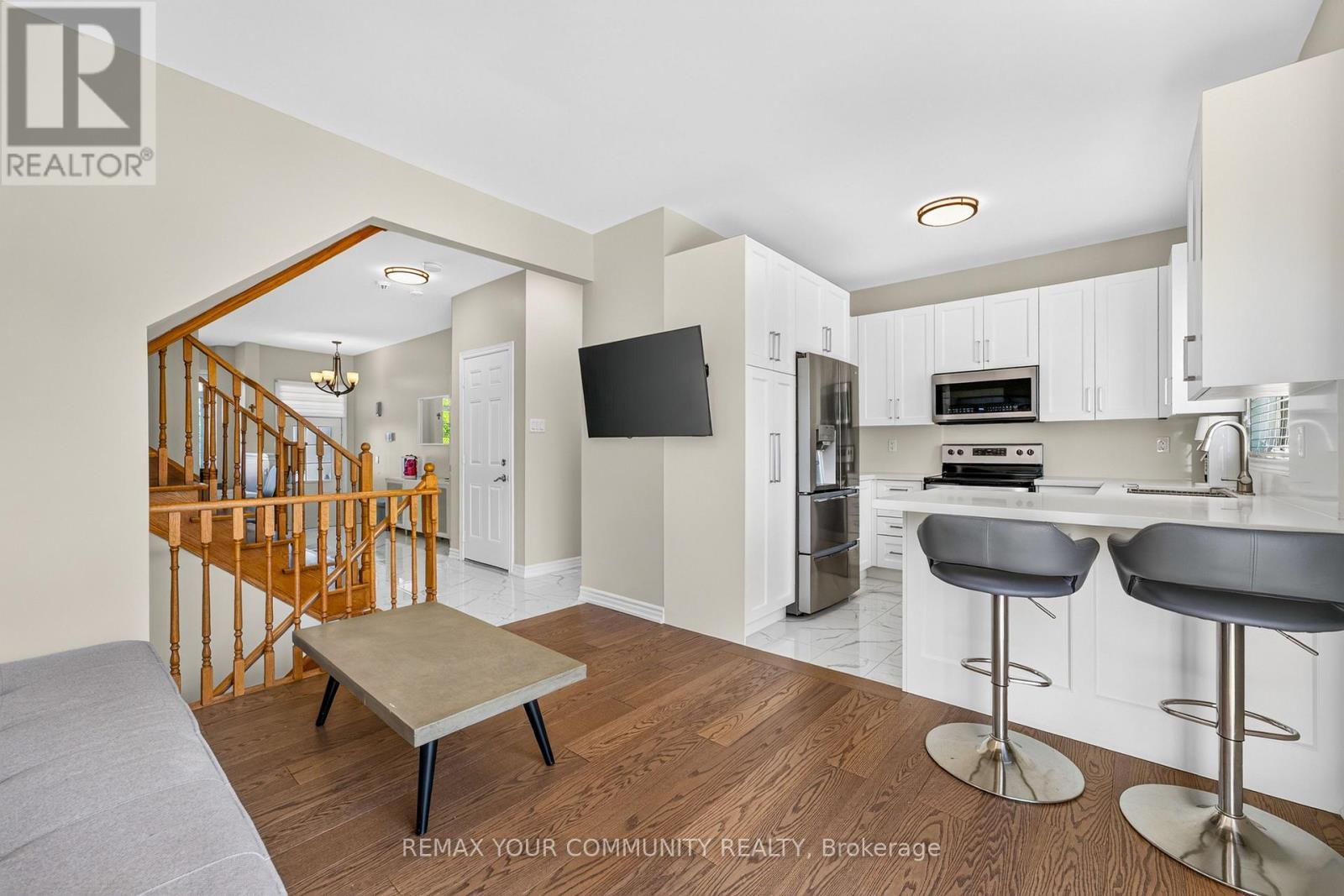 5578 Waterwind Crescent, Mississauga, ON - Indoor Photo Showing Kitchen With Double Sink