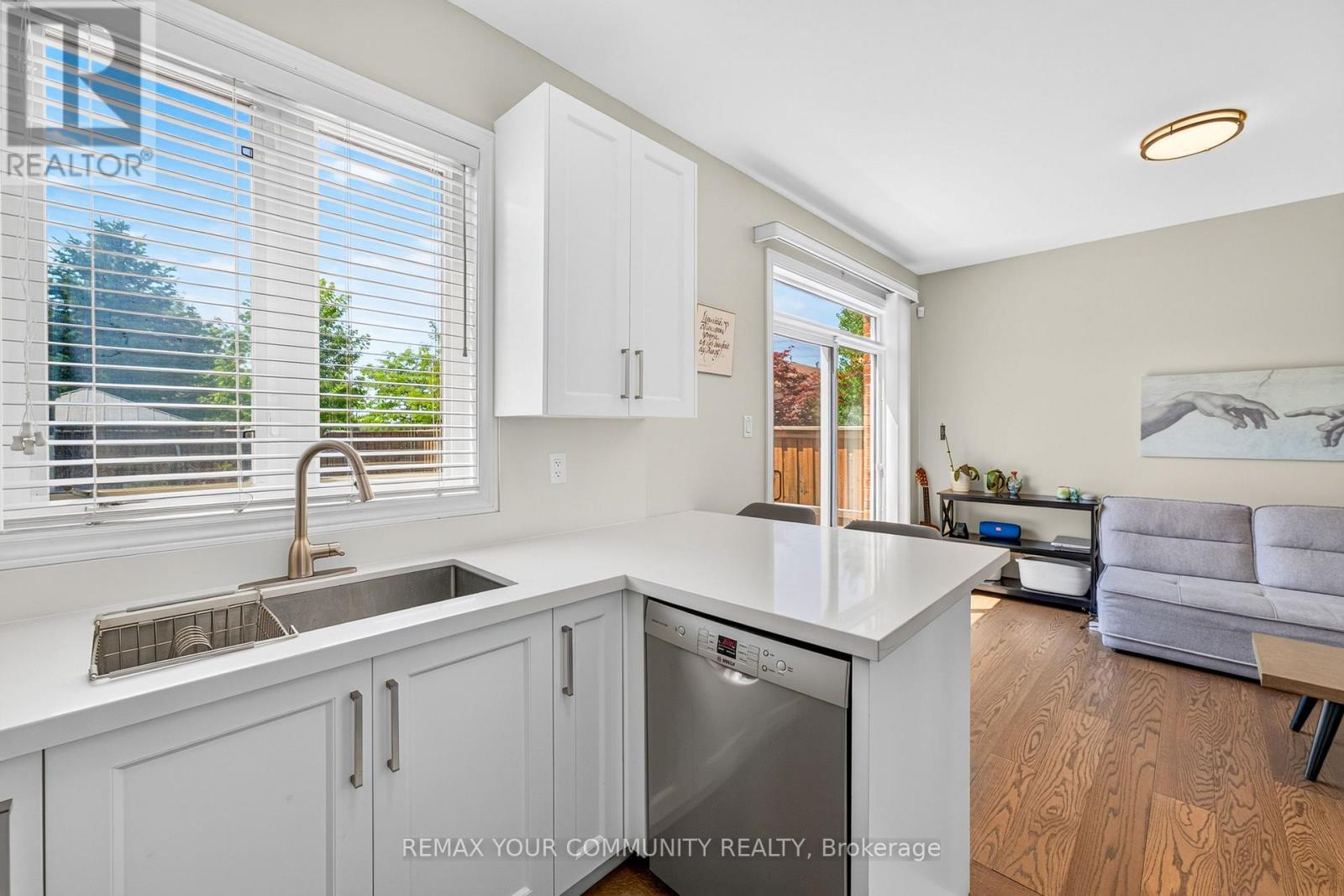 5578 Waterwind Crescent, Mississauga, ON - Indoor Photo Showing Kitchen