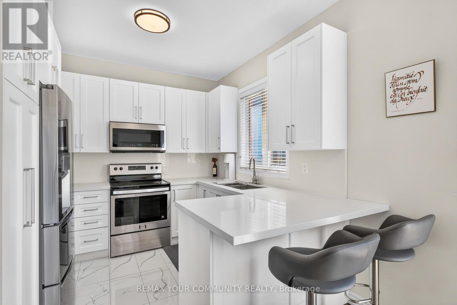 5578 Waterwind Crescent, Mississauga, ON - Indoor Photo Showing Kitchen