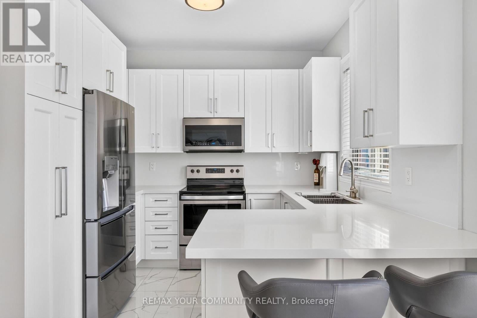 5578 Waterwind Crescent, Mississauga, ON - Indoor Photo Showing Kitchen With Double Sink With Upgraded Kitchen