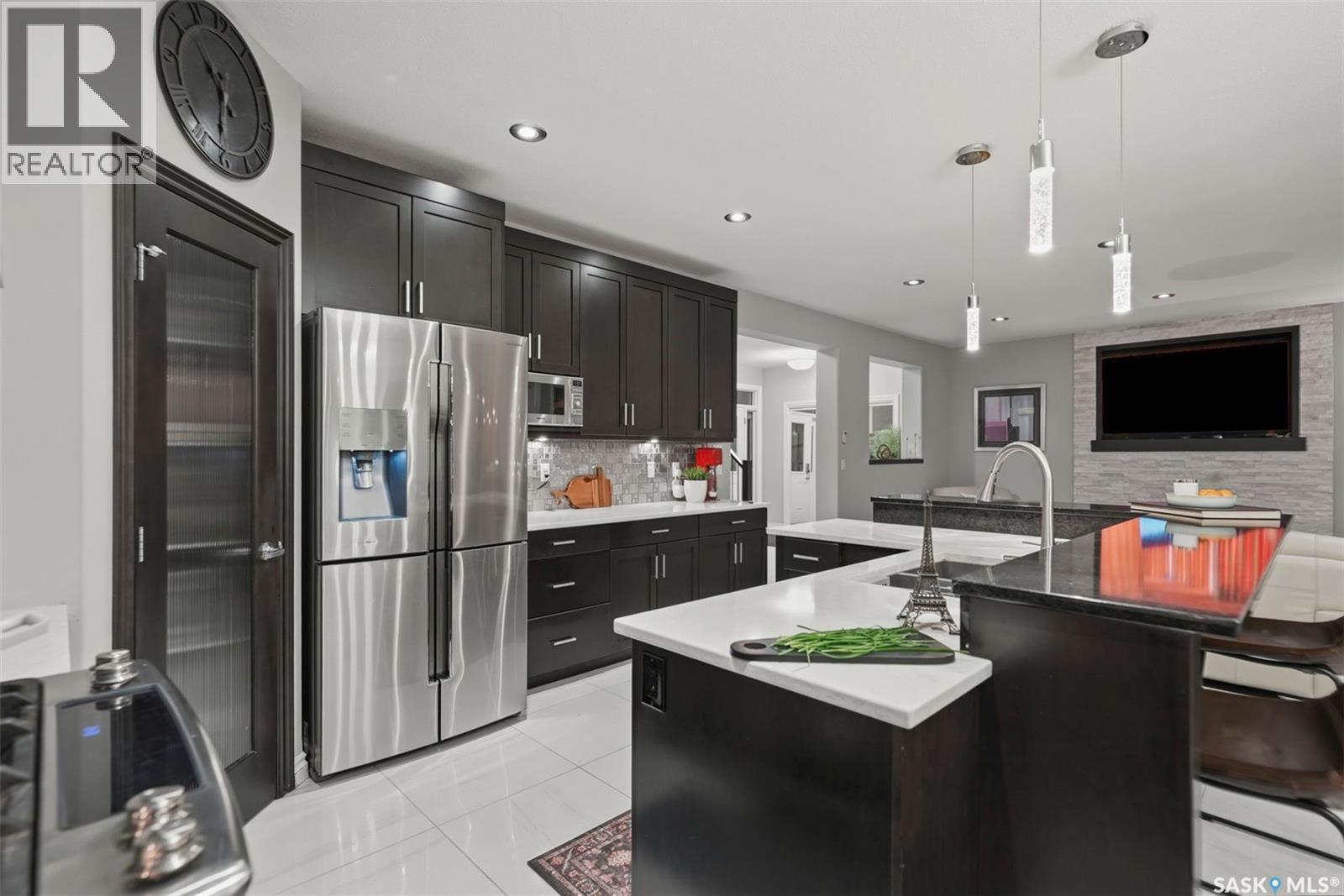 107 Schumacher Bay, Saskatoon, SK - Indoor Photo Showing Kitchen With Upgraded Kitchen