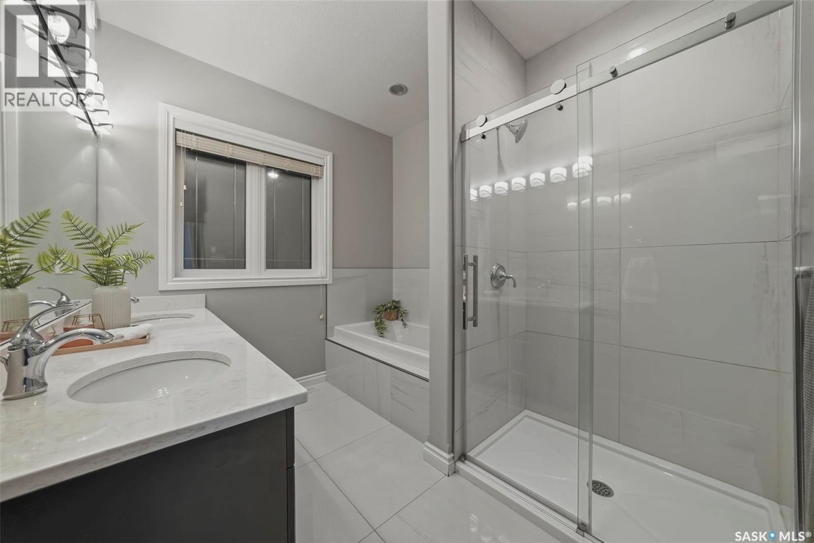 107 Schumacher Bay, Saskatoon, SK - Indoor Photo Showing Bathroom