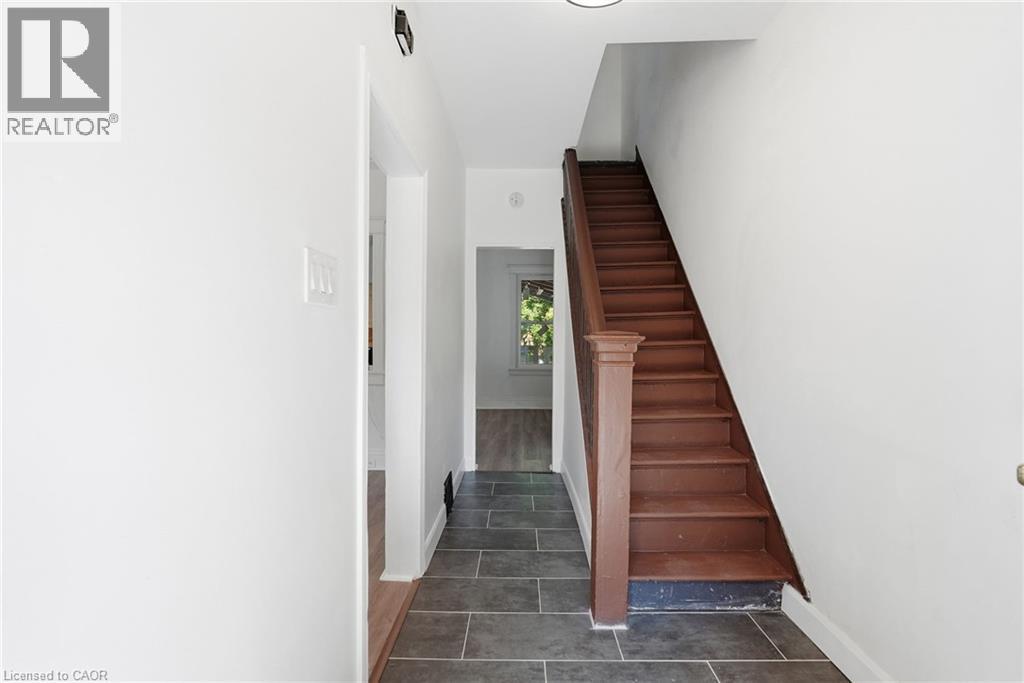 41 Barnesdale Avenue N, Hamilton, ON - Indoor Photo Showing Other Room