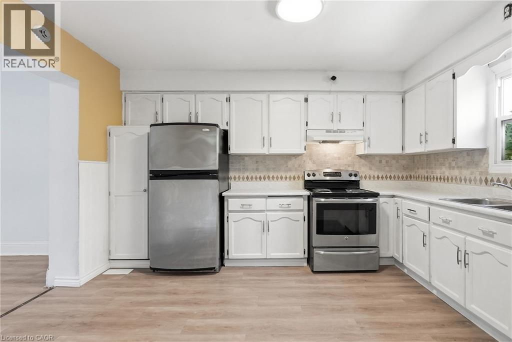 41 Barnesdale Avenue N, Hamilton, ON - Indoor Photo Showing Kitchen