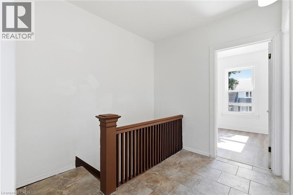 41 Barnesdale Avenue N, Hamilton, ON - Indoor Photo Showing Other Room