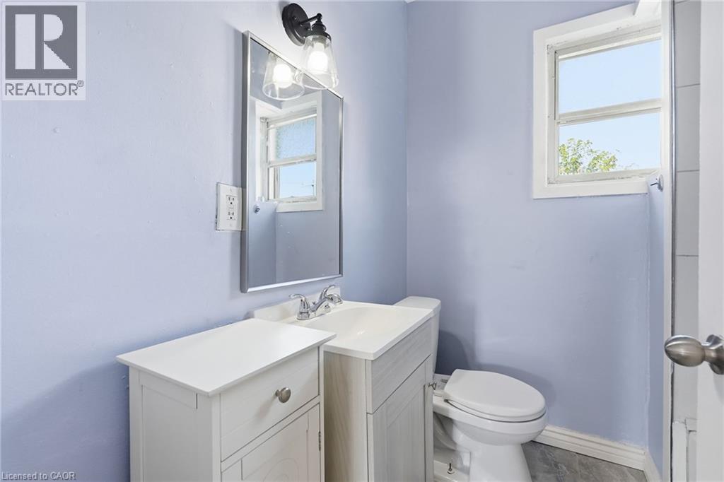 41 Barnesdale Avenue N, Hamilton, ON - Indoor Photo Showing Bathroom