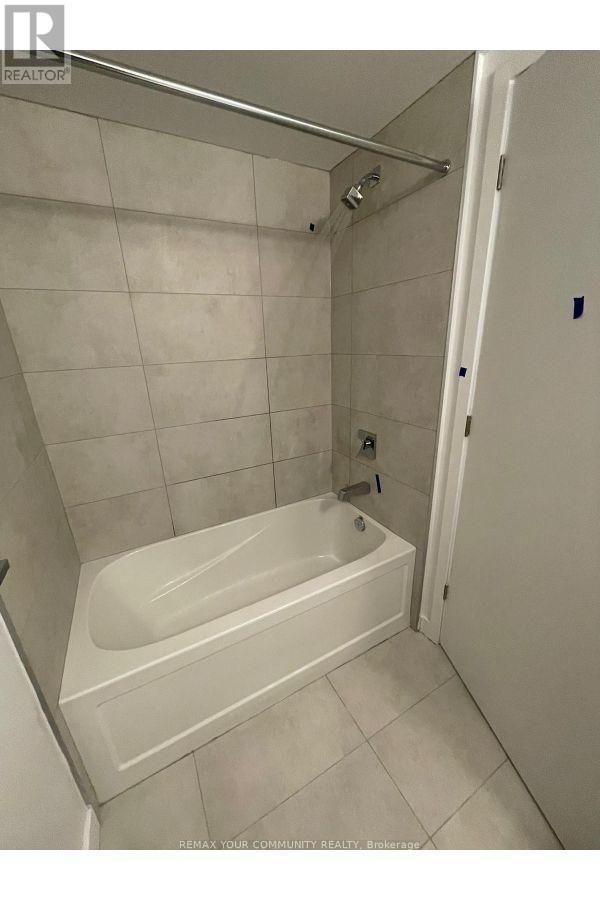 527 - 8 Tippett Road, Toronto, ON - Indoor Photo Showing Bathroom