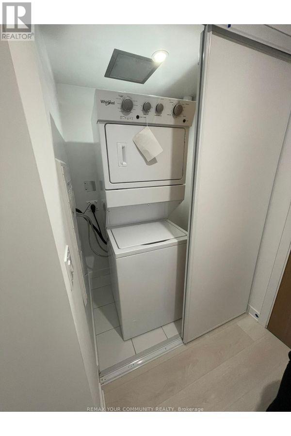527 - 8 Tippett Road, Toronto, ON - Indoor Photo Showing Laundry Room