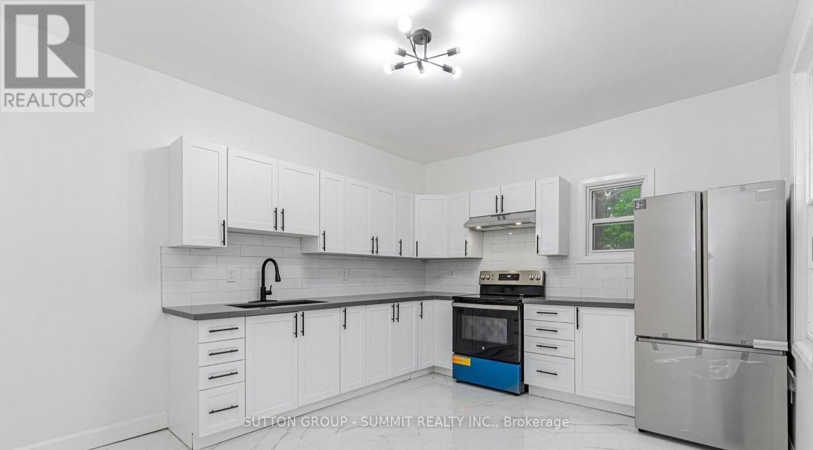 439 Ferguson Avenue N, Hamilton, ON - Indoor Photo Showing Kitchen With Stainless Steel Kitchen With Upgraded Kitchen