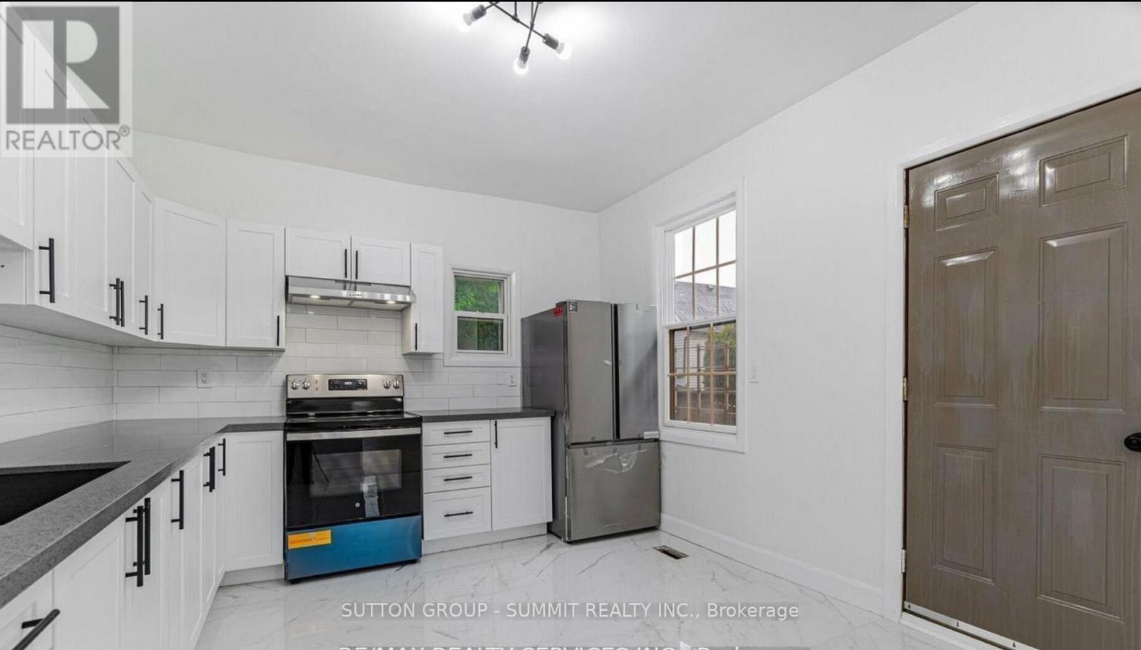 439 Ferguson Avenue N, Hamilton, ON - Indoor Photo Showing Kitchen With Stainless Steel Kitchen