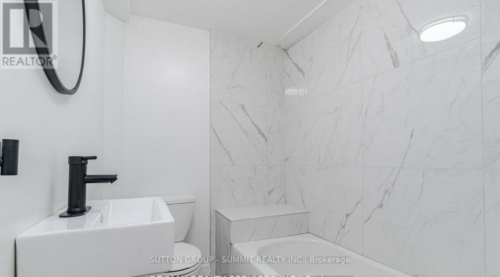 439 Ferguson Avenue N, Hamilton, ON - Indoor Photo Showing Bathroom