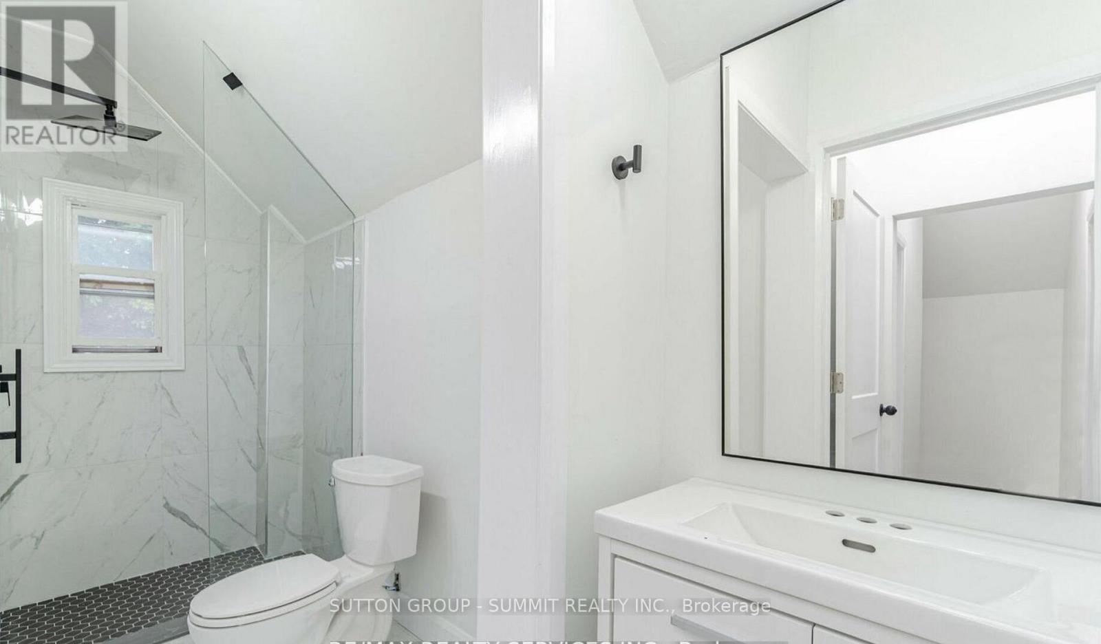 439 Ferguson Avenue N, Hamilton, ON - Indoor Photo Showing Bathroom