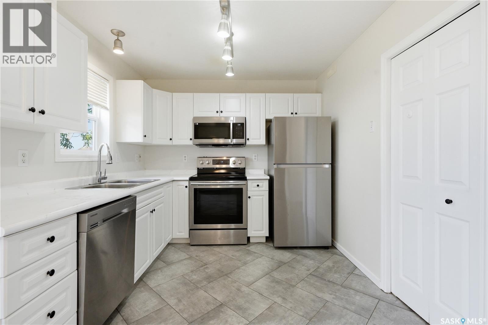 32 203 Herold Terrace, Saskatoon, SK - Indoor Photo Showing Kitchen With Double Sink
