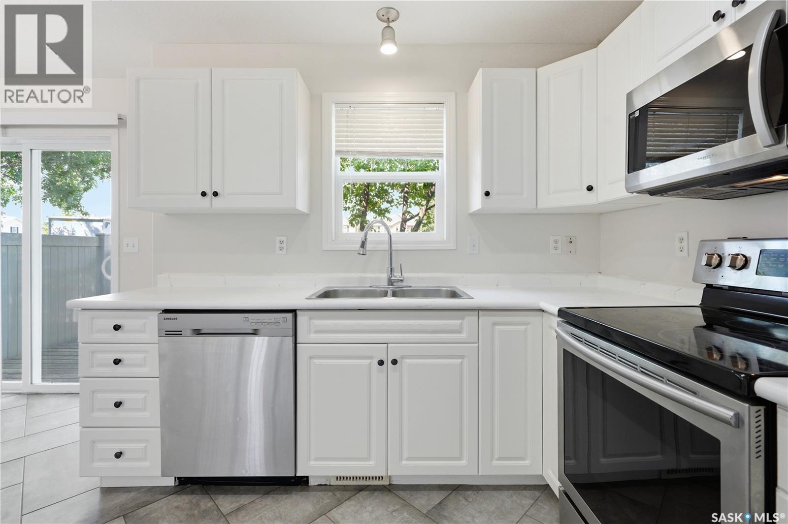 32 203 Herold Terrace, Saskatoon, SK - Indoor Photo Showing Kitchen With Double Sink