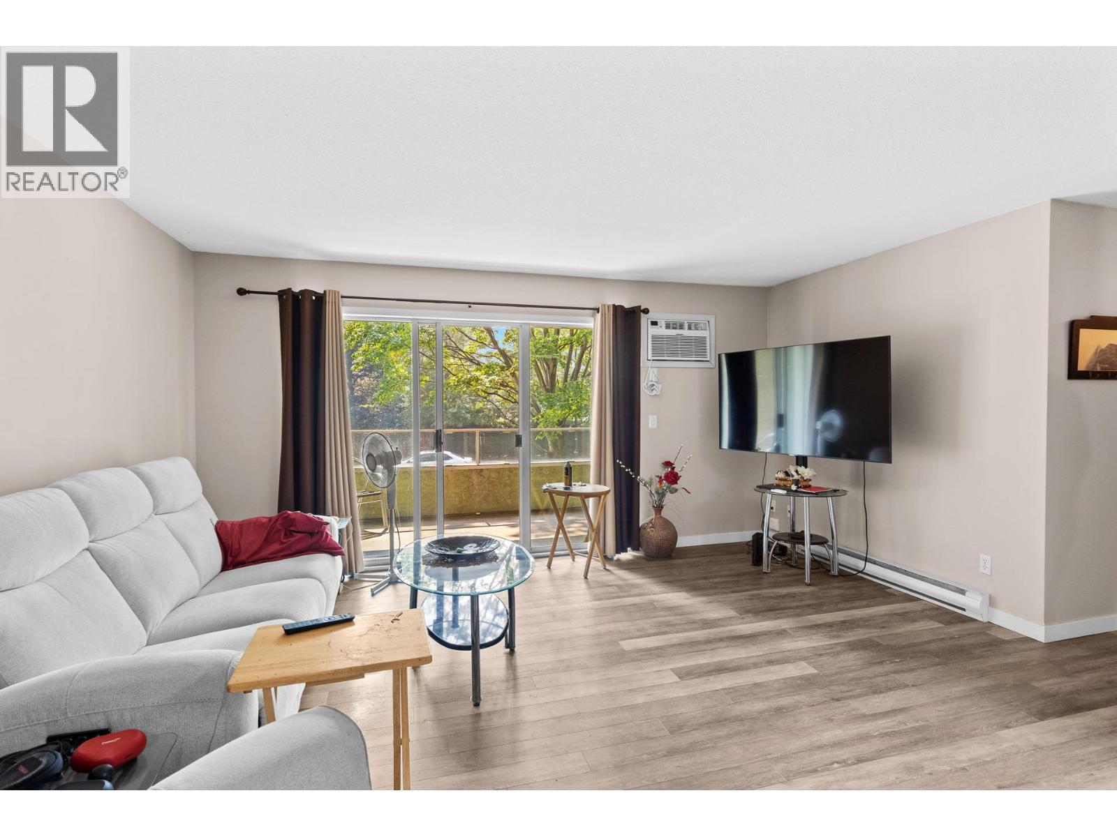 780 Houghton Road Unit# 204, Kelowna, BC - Indoor Photo Showing Living Room