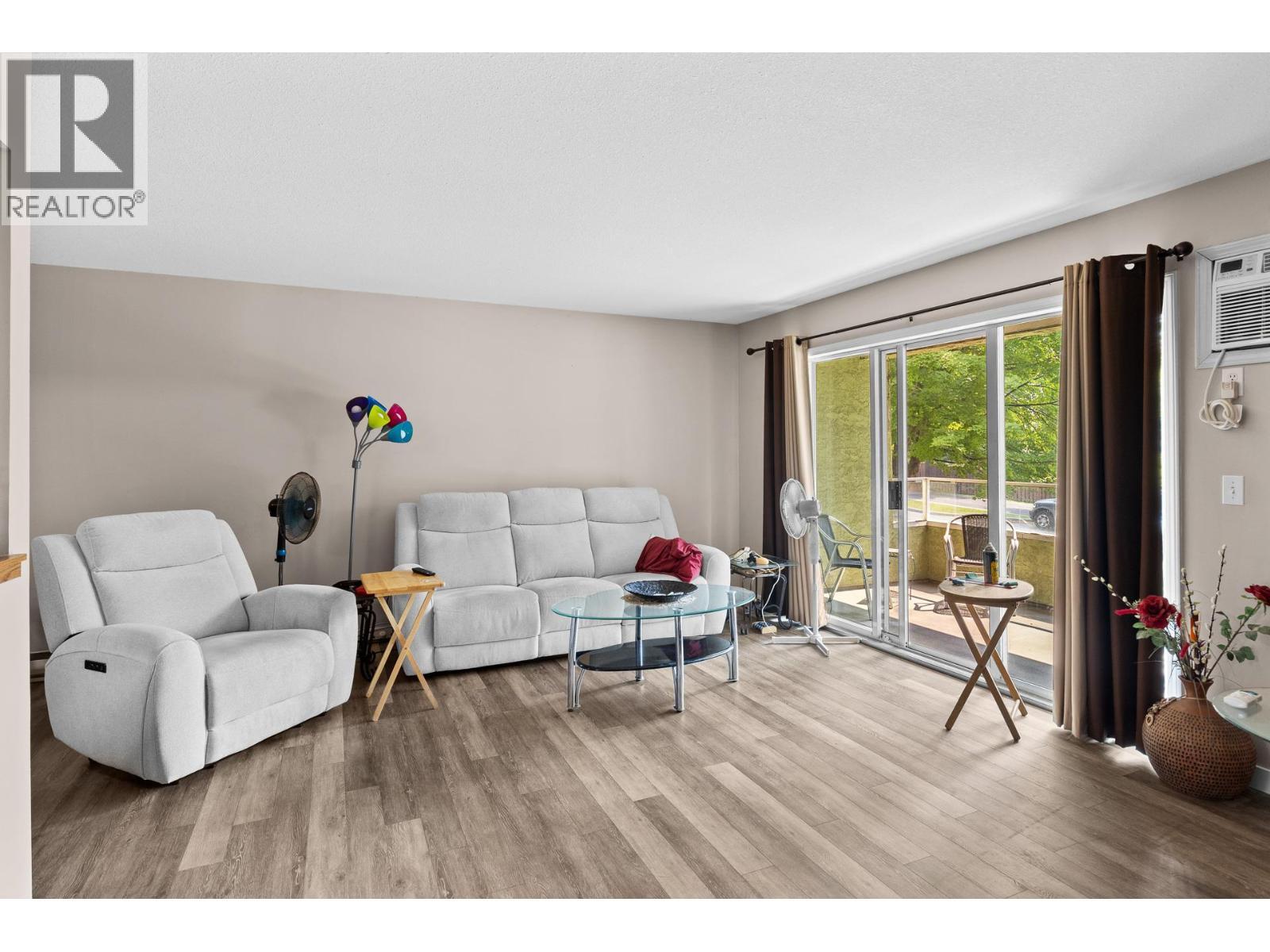 780 Houghton Road Unit# 204, Kelowna, BC - Indoor Photo Showing Living Room