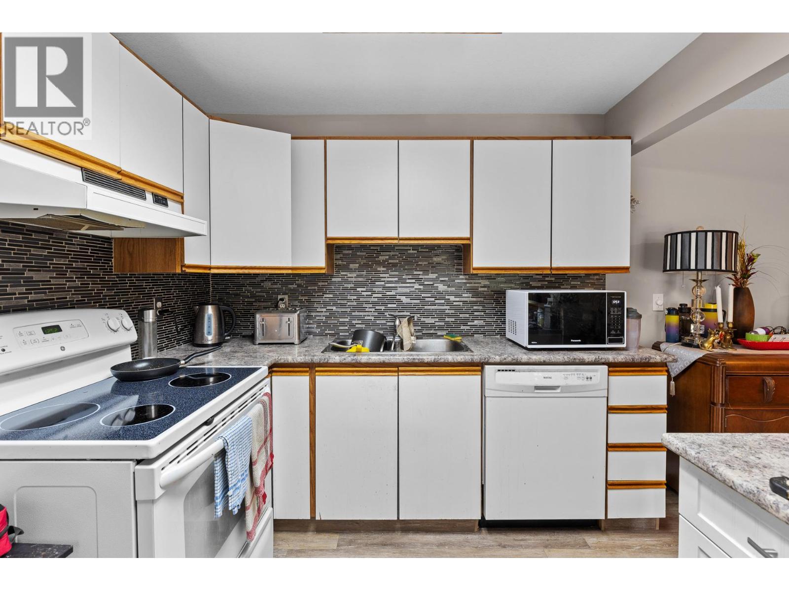 780 Houghton Road Unit# 204, Kelowna, BC - Indoor Photo Showing Kitchen With Double Sink