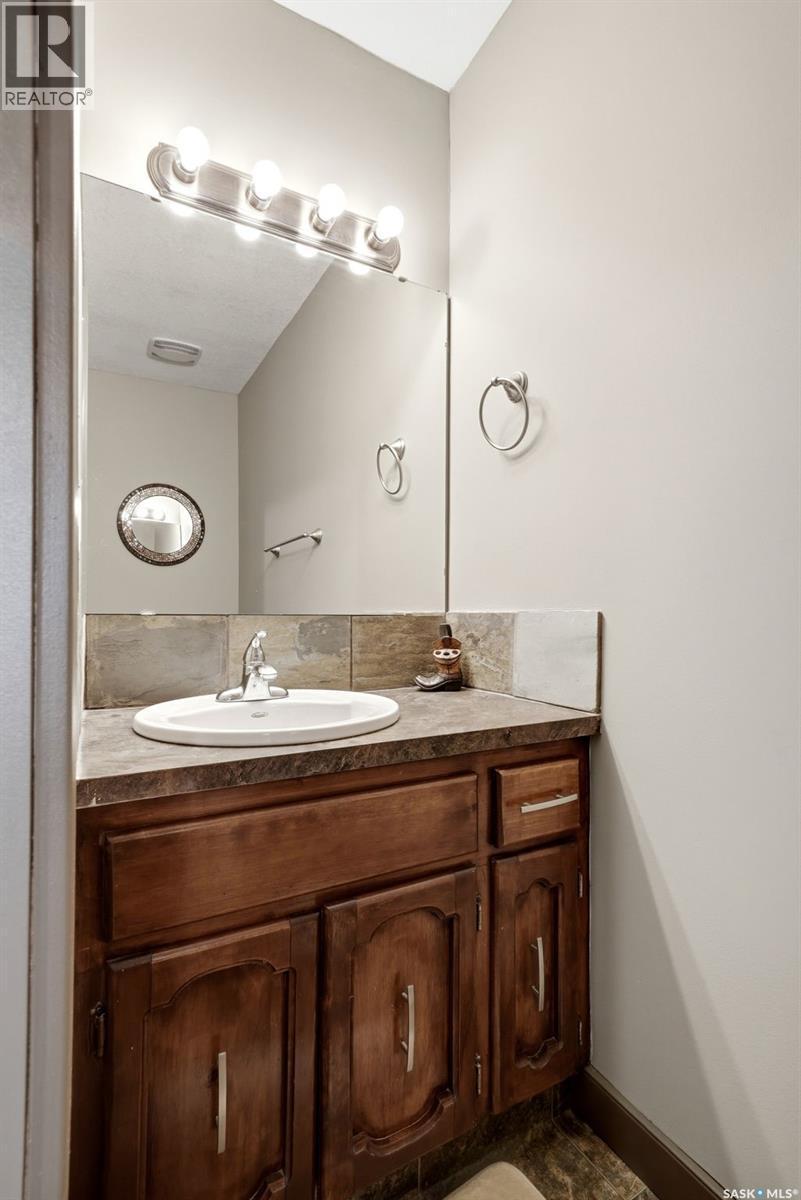 210 Pleasant Avenue, Buena Vista, SK - Indoor Photo Showing Bathroom