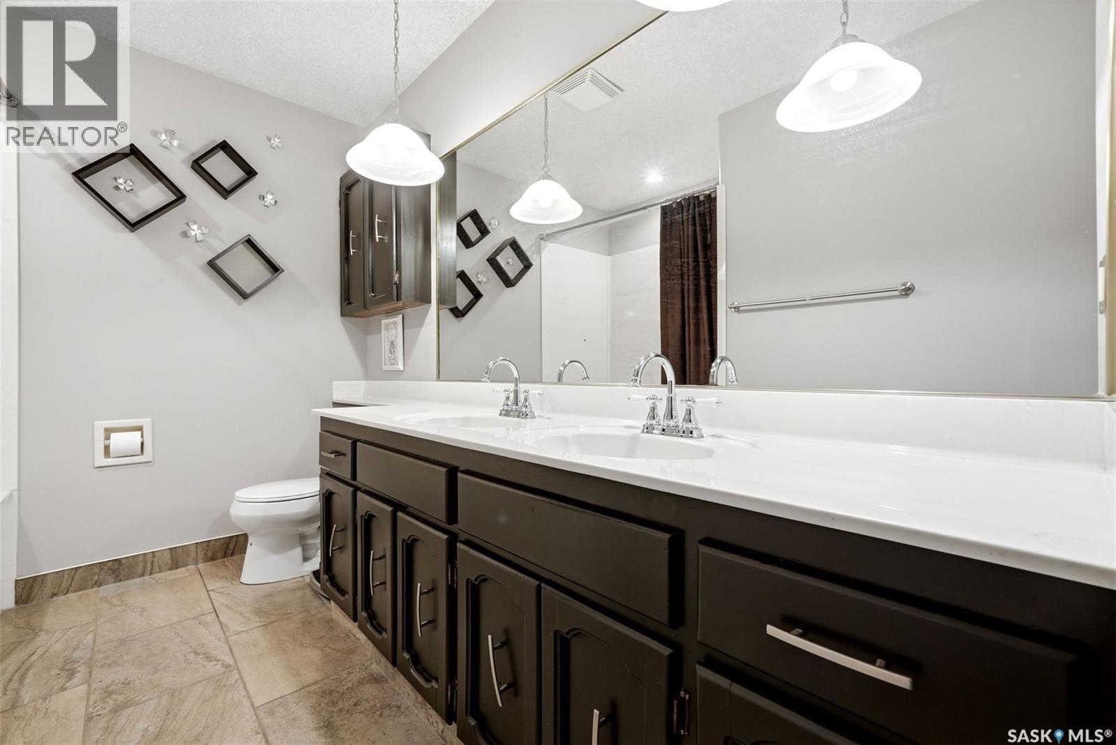 210 Pleasant Avenue, Buena Vista, SK - Indoor Photo Showing Bathroom