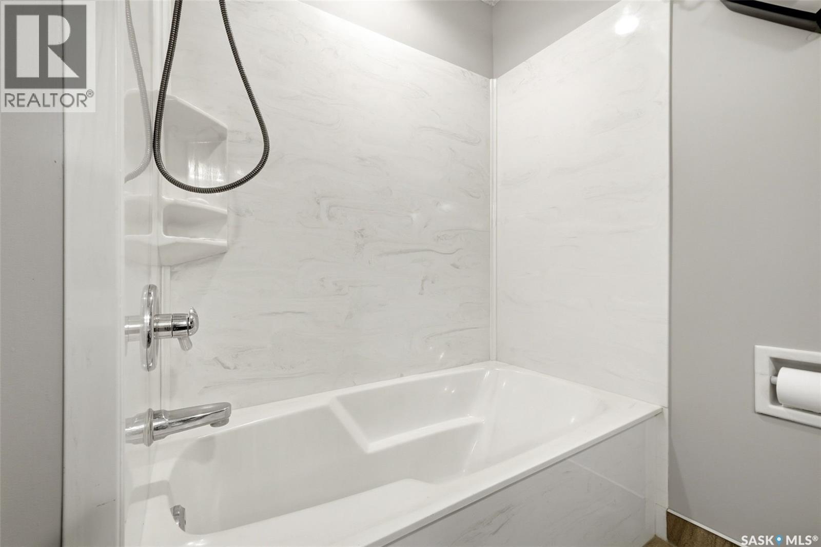 210 Pleasant Avenue, Buena Vista, SK - Indoor Photo Showing Bathroom