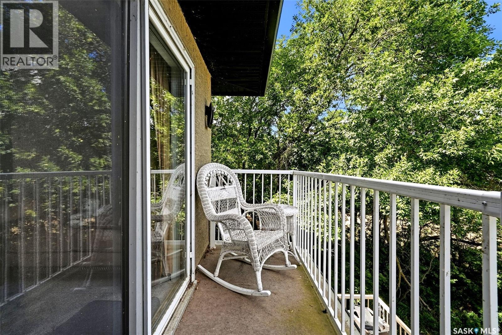 210 Pleasant Avenue, Buena Vista, SK - Outdoor With Balcony