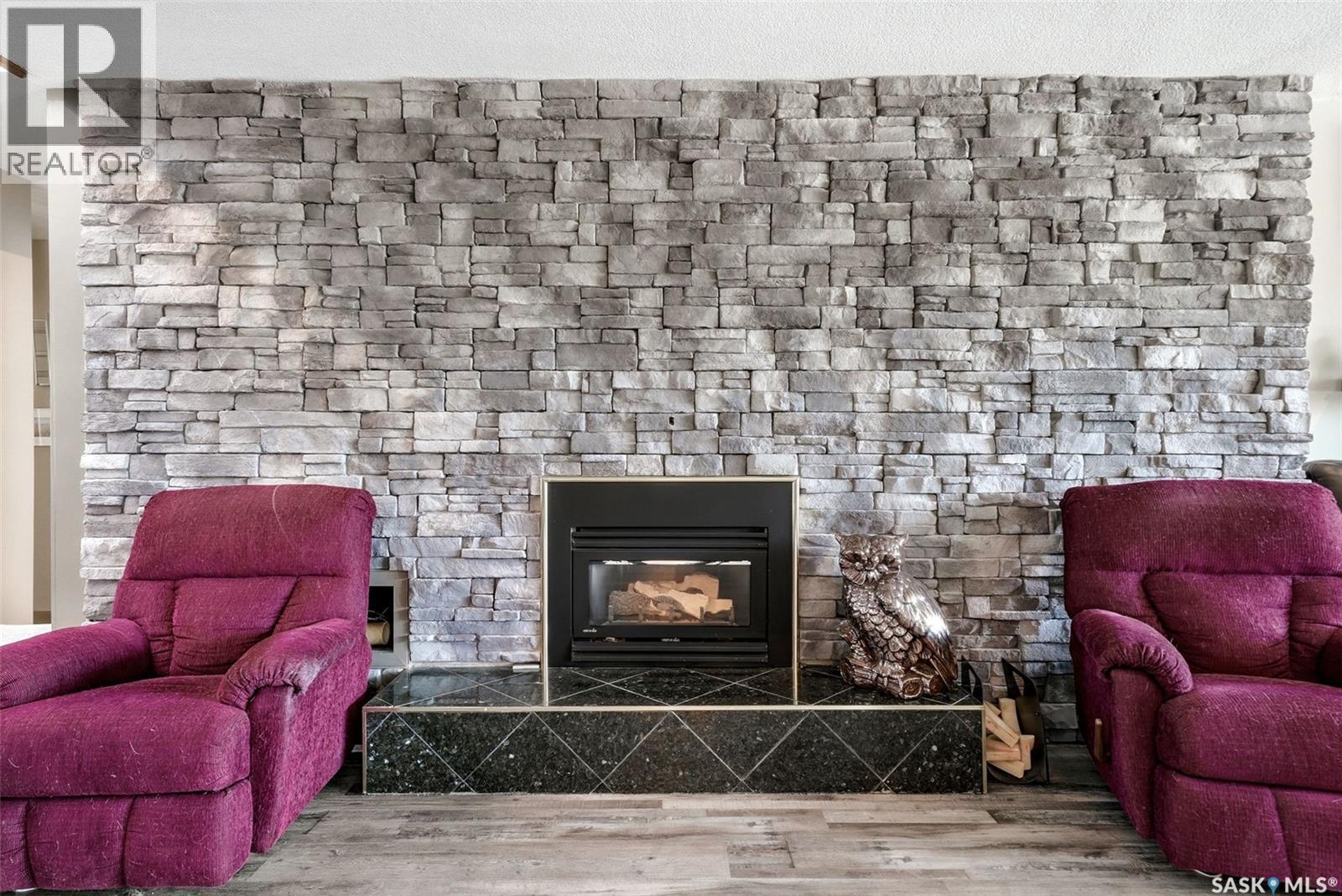 210 Pleasant Avenue, Buena Vista, SK - Indoor Photo Showing Living Room With Fireplace
