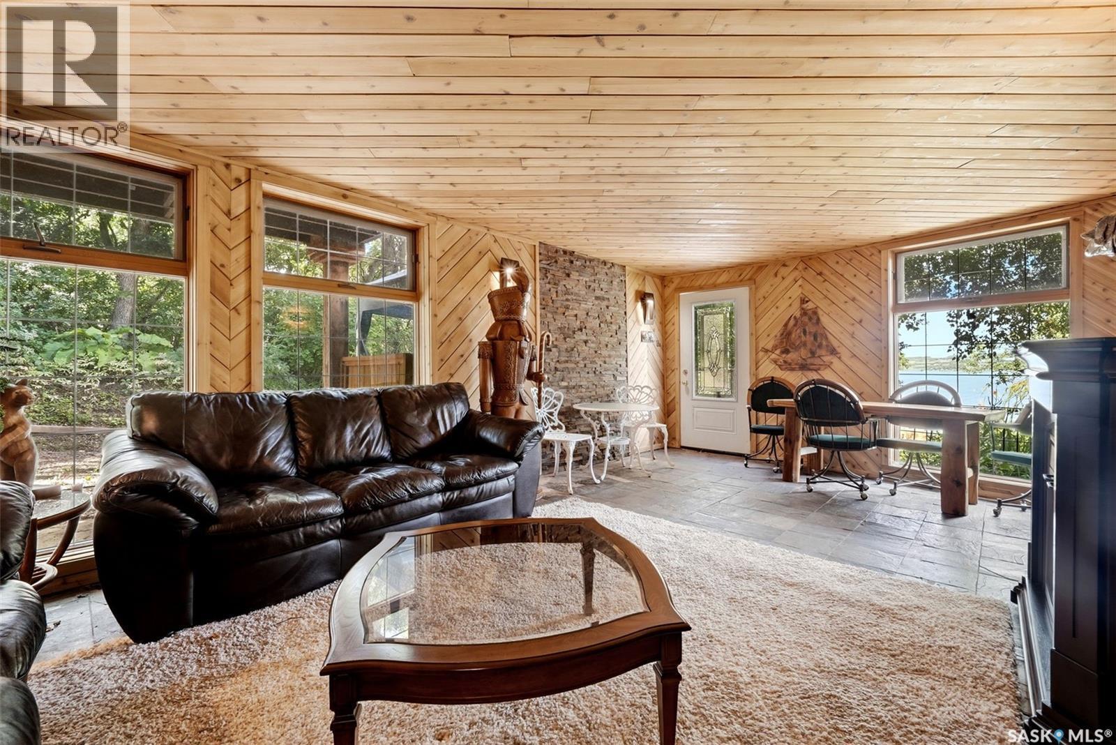 210 Pleasant Avenue, Buena Vista, SK - Indoor Photo Showing Living Room
