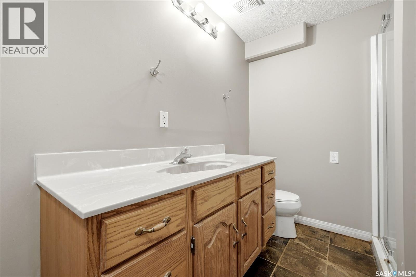 210 Pleasant Avenue, Buena Vista, SK - Indoor Photo Showing Bathroom