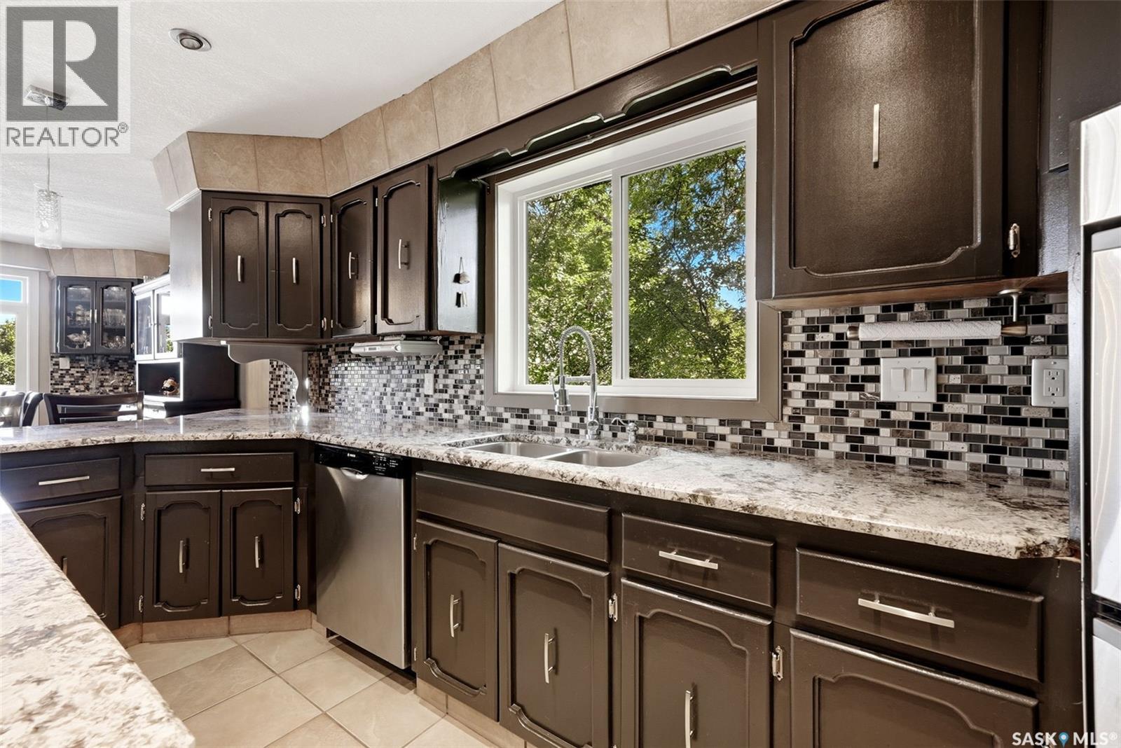 210 Pleasant Avenue, Buena Vista, SK - Indoor Photo Showing Kitchen With Double Sink