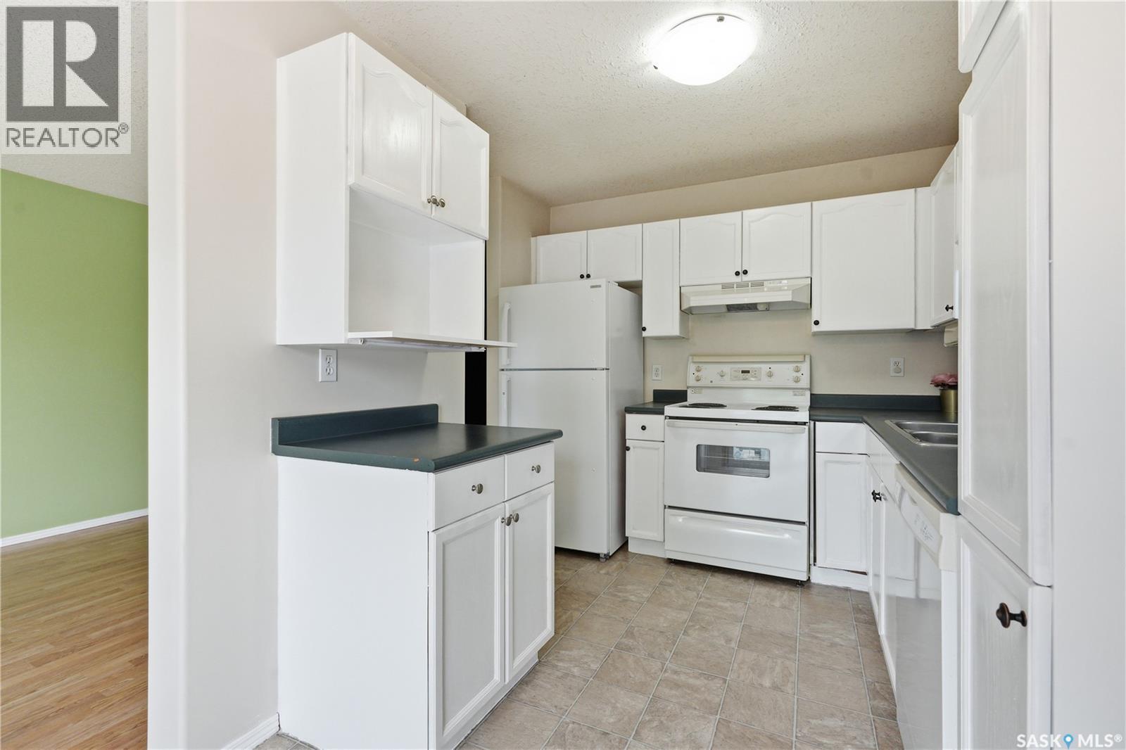 2 110 Keevil Crescent, Saskatoon, SK - Indoor Photo Showing Kitchen