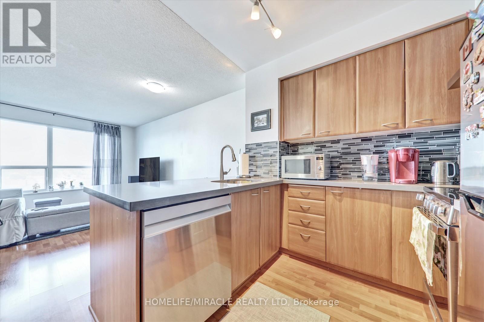 712 - 38 Lee Centre Drive, Toronto, ON - Indoor Photo Showing Kitchen With Upgraded Kitchen