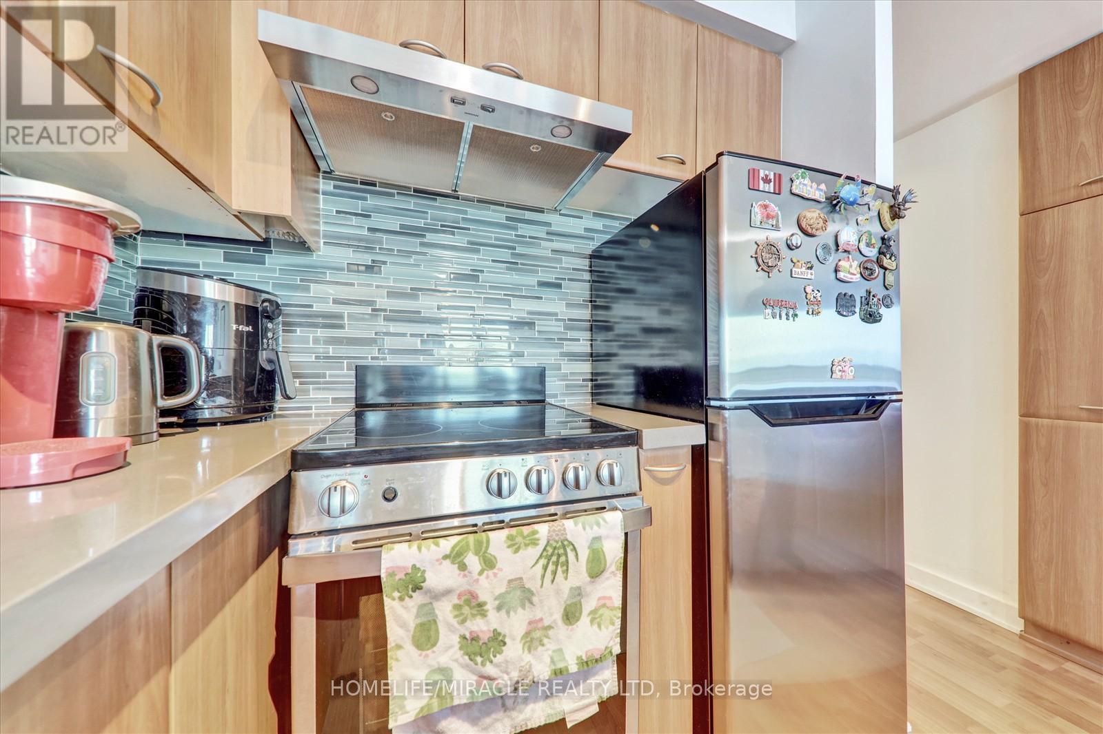 712 - 38 Lee Centre Drive, Toronto, ON - Indoor Photo Showing Kitchen
