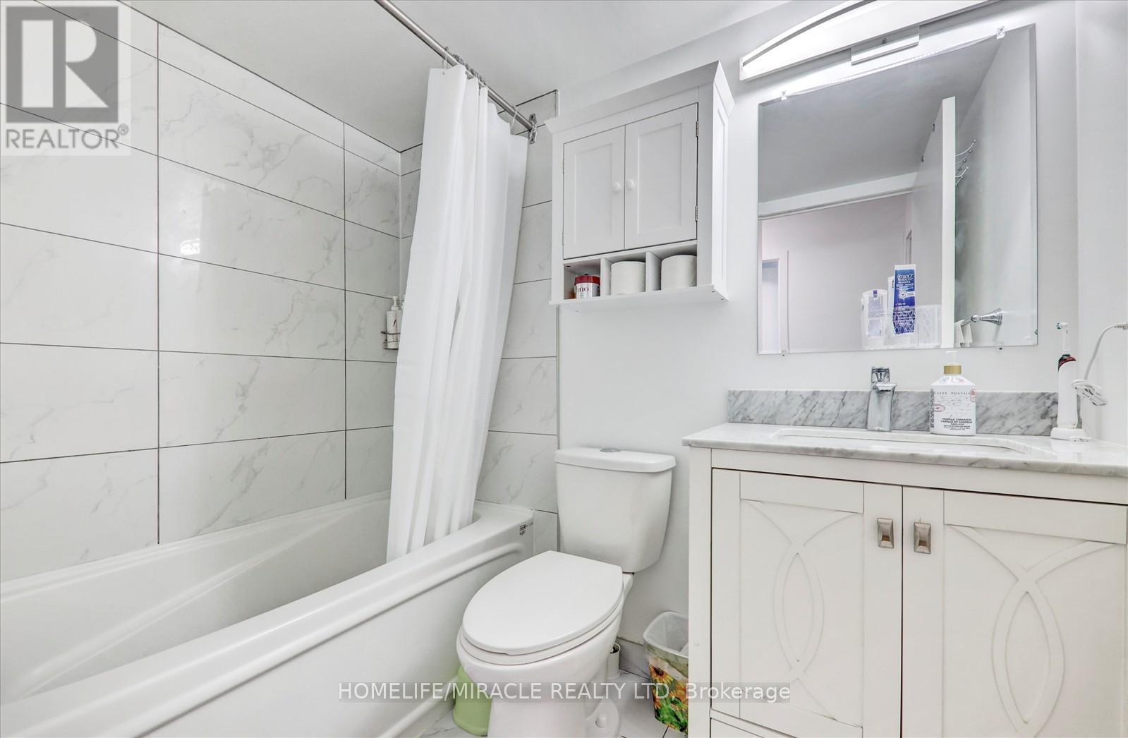 712 - 38 Lee Centre Drive, Toronto, ON - Indoor Photo Showing Bathroom