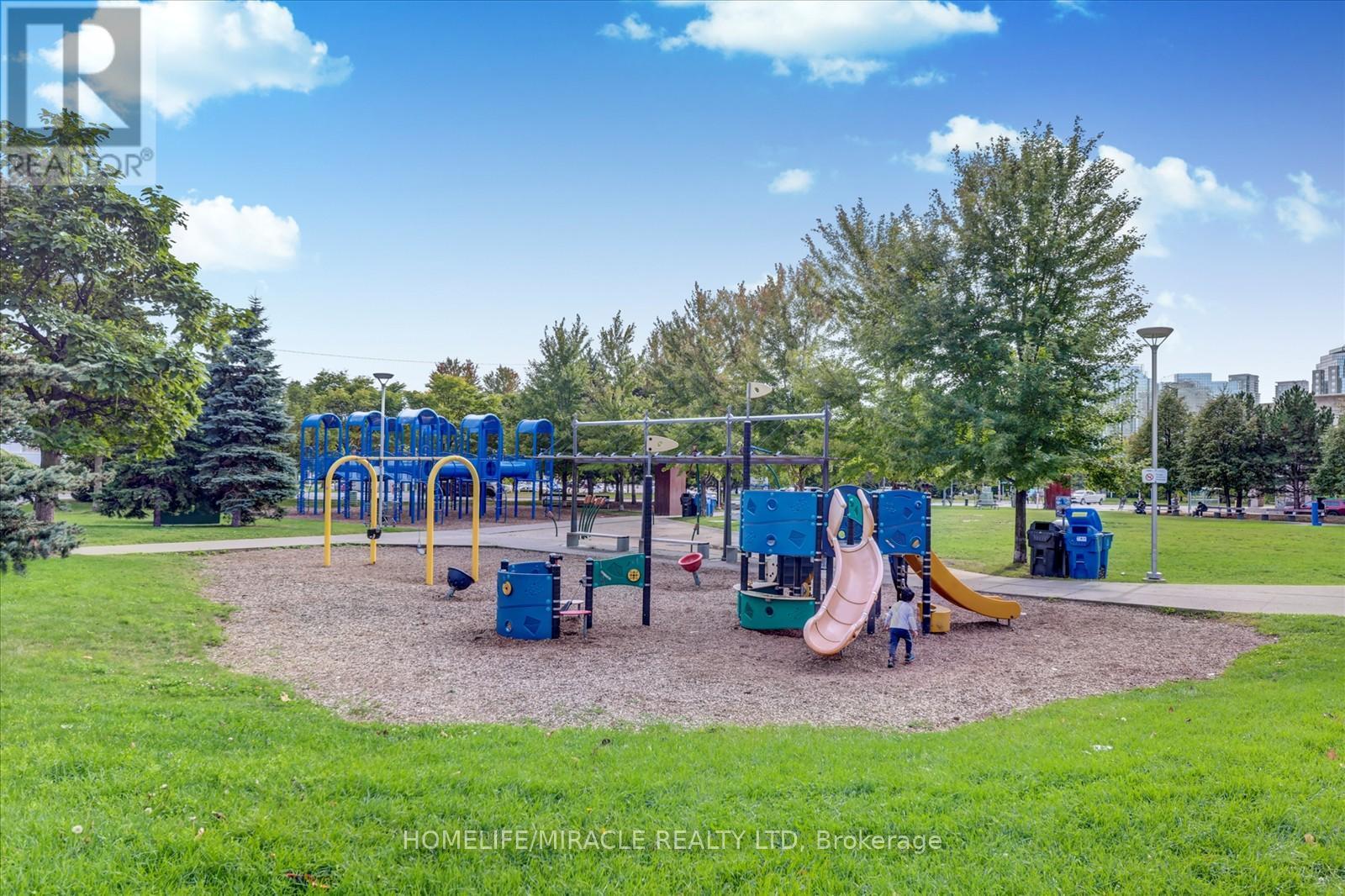 712 - 38 Lee Centre Drive, Toronto, ON - Outdoor