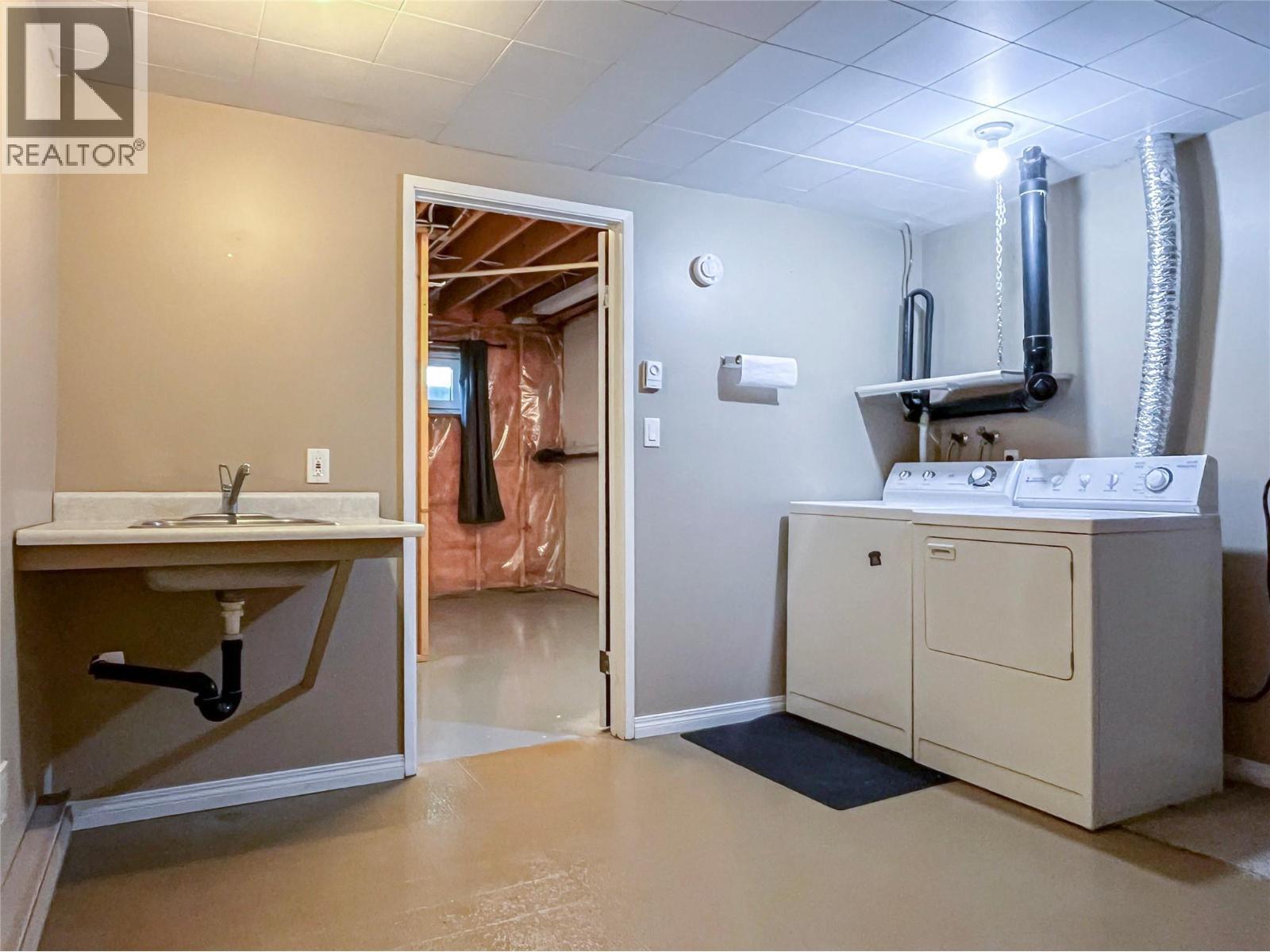 220 Prior Road S Unit# 3, Kelowna, BC - Indoor Photo Showing Laundry Room