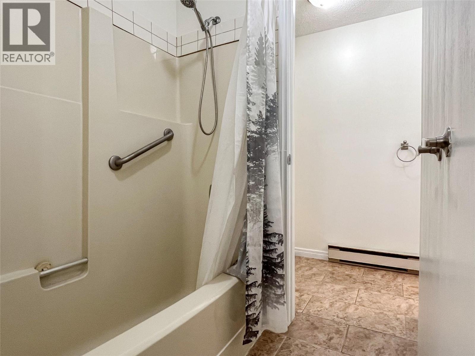 220 Prior Road S Unit# 3, Kelowna, BC - Indoor Photo Showing Bathroom