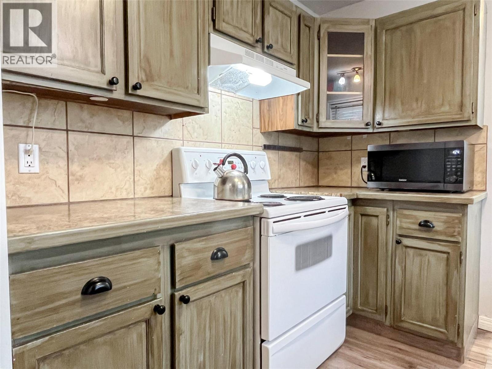 220 Prior Road S Unit# 3, Kelowna, BC - Indoor Photo Showing Kitchen