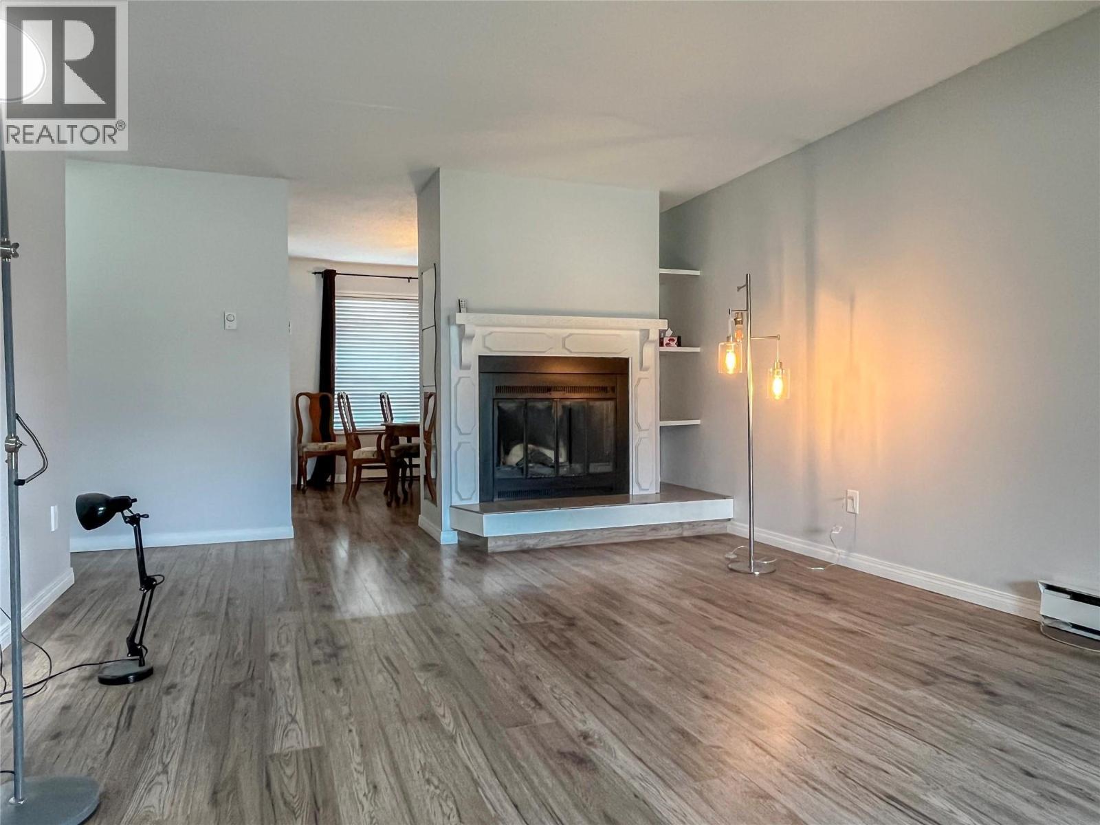 220 Prior Road S Unit# 3, Kelowna, BC - Indoor Photo Showing Living Room With Fireplace