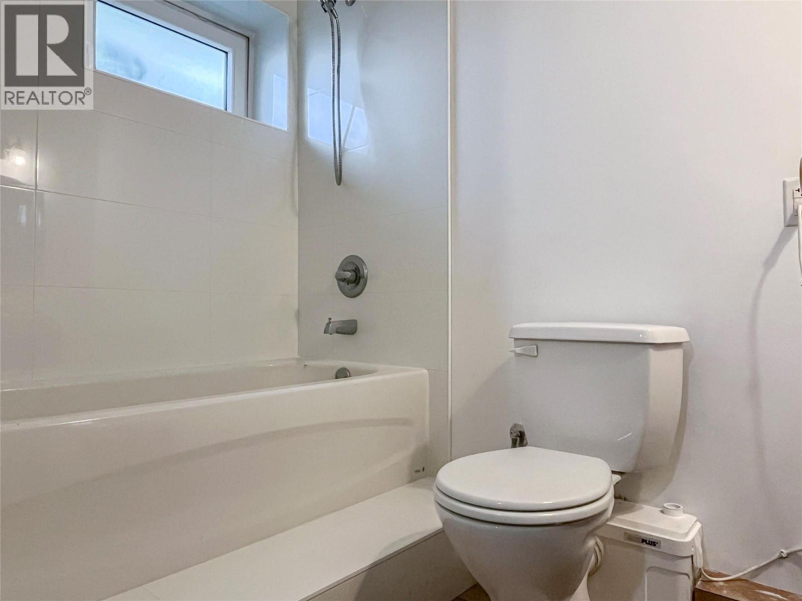220 Prior Road S Unit# 3, Kelowna, BC - Indoor Photo Showing Bathroom