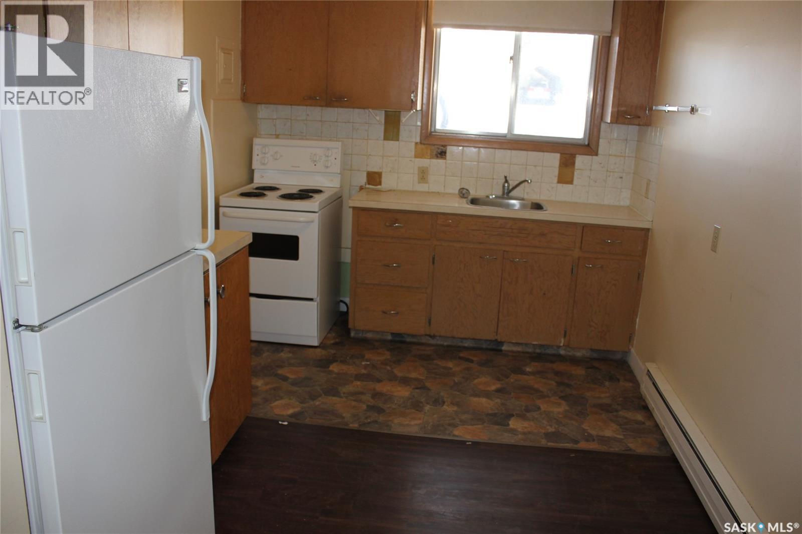 459 6Th Avenue Nw, Swift Current, SK - Indoor Photo Showing Kitchen