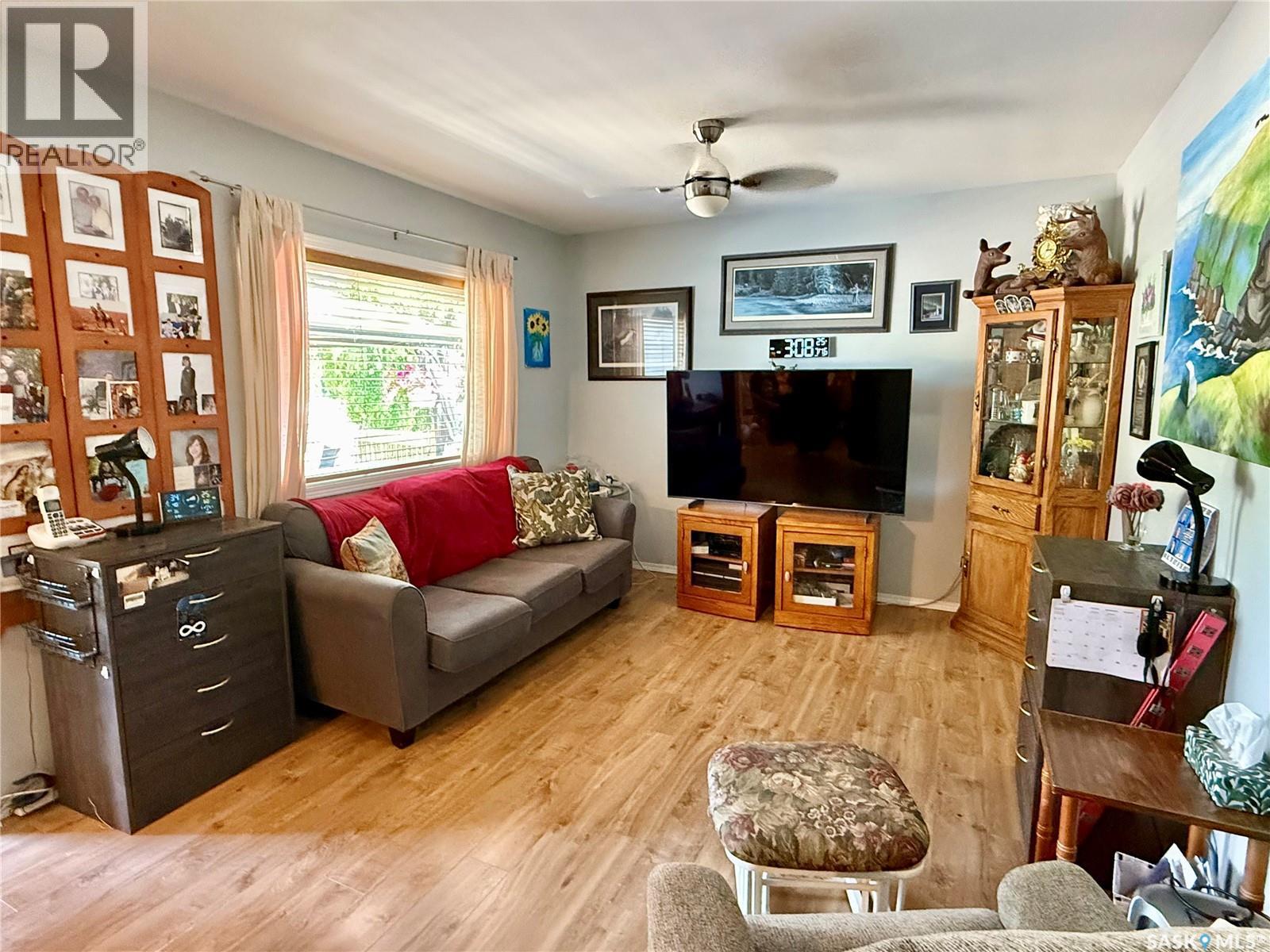 315 3Rd Avenue W, Debden, SK - Indoor Photo Showing Living Room