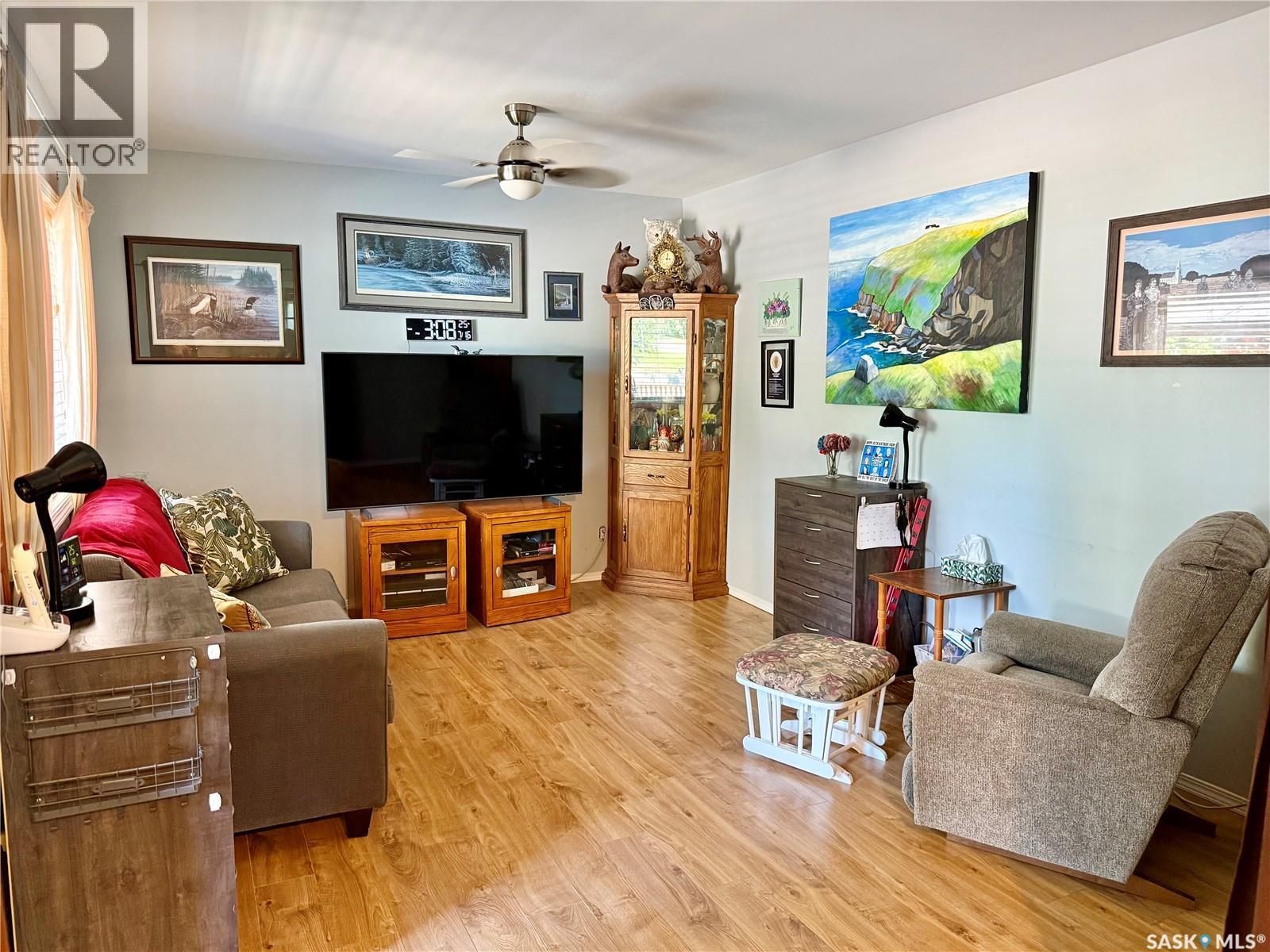 315 3Rd Avenue W, Debden, SK - Indoor Photo Showing Living Room
