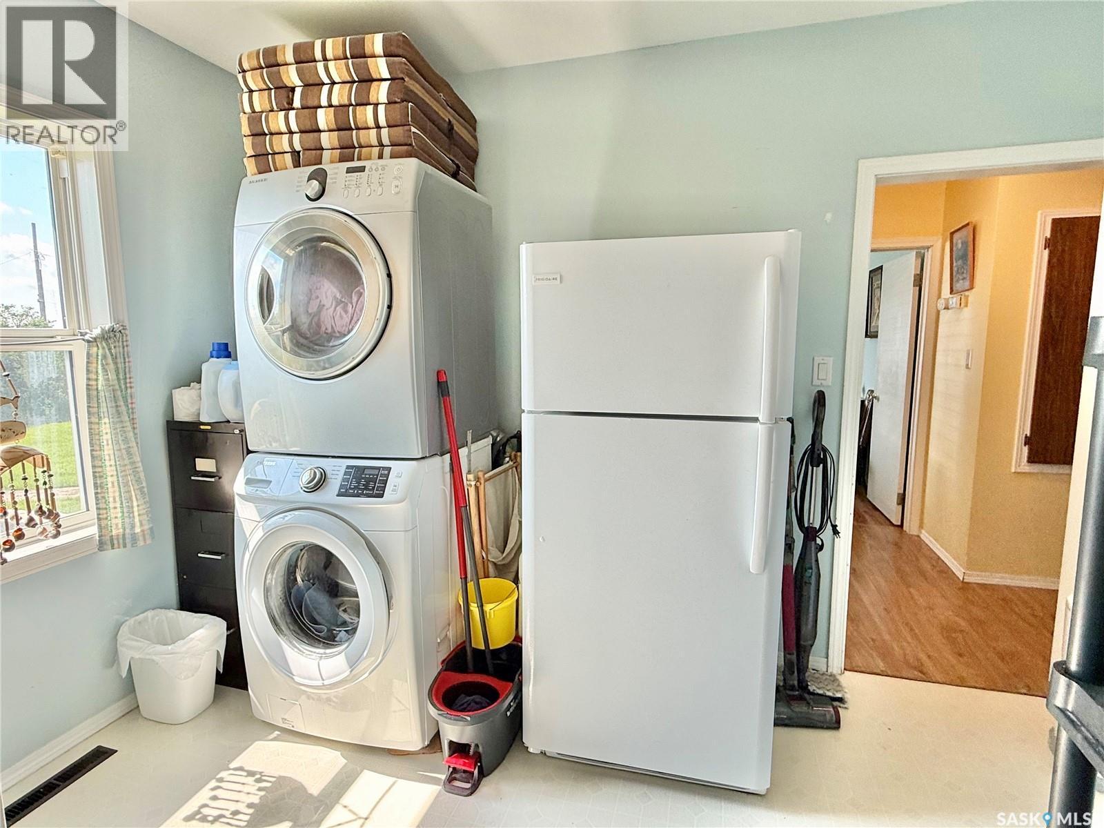 315 3Rd Avenue W, Debden, SK - Indoor Photo Showing Laundry Room