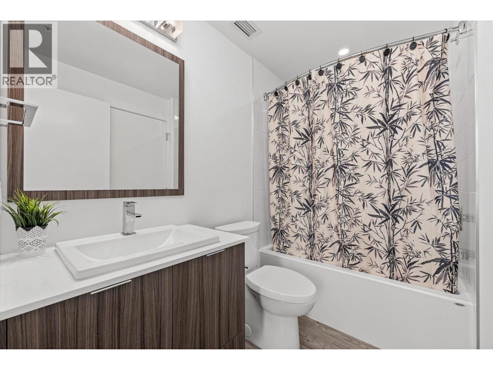 Secondary bathroom - 1775 Chapman Place Unit# Ph06, Kelowna, BC