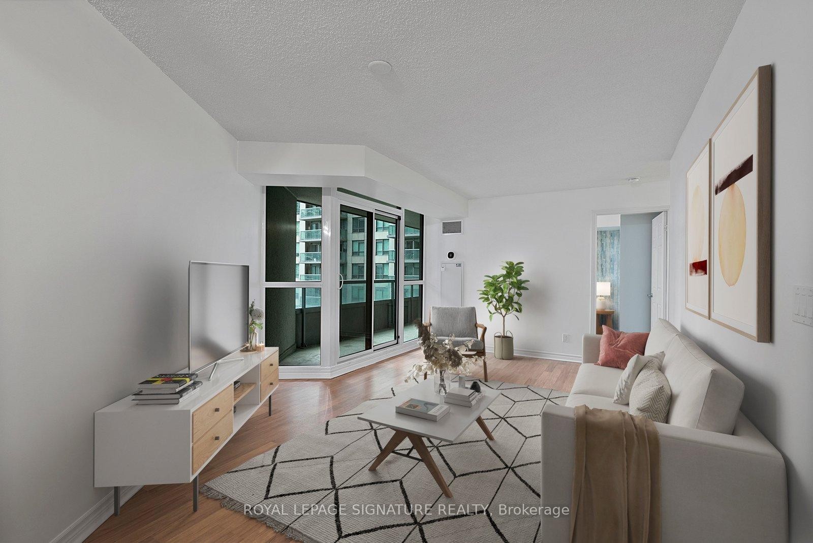 801-19 Grand Trunk Crescent, Toronto, ON - Indoor Photo Showing Living Room