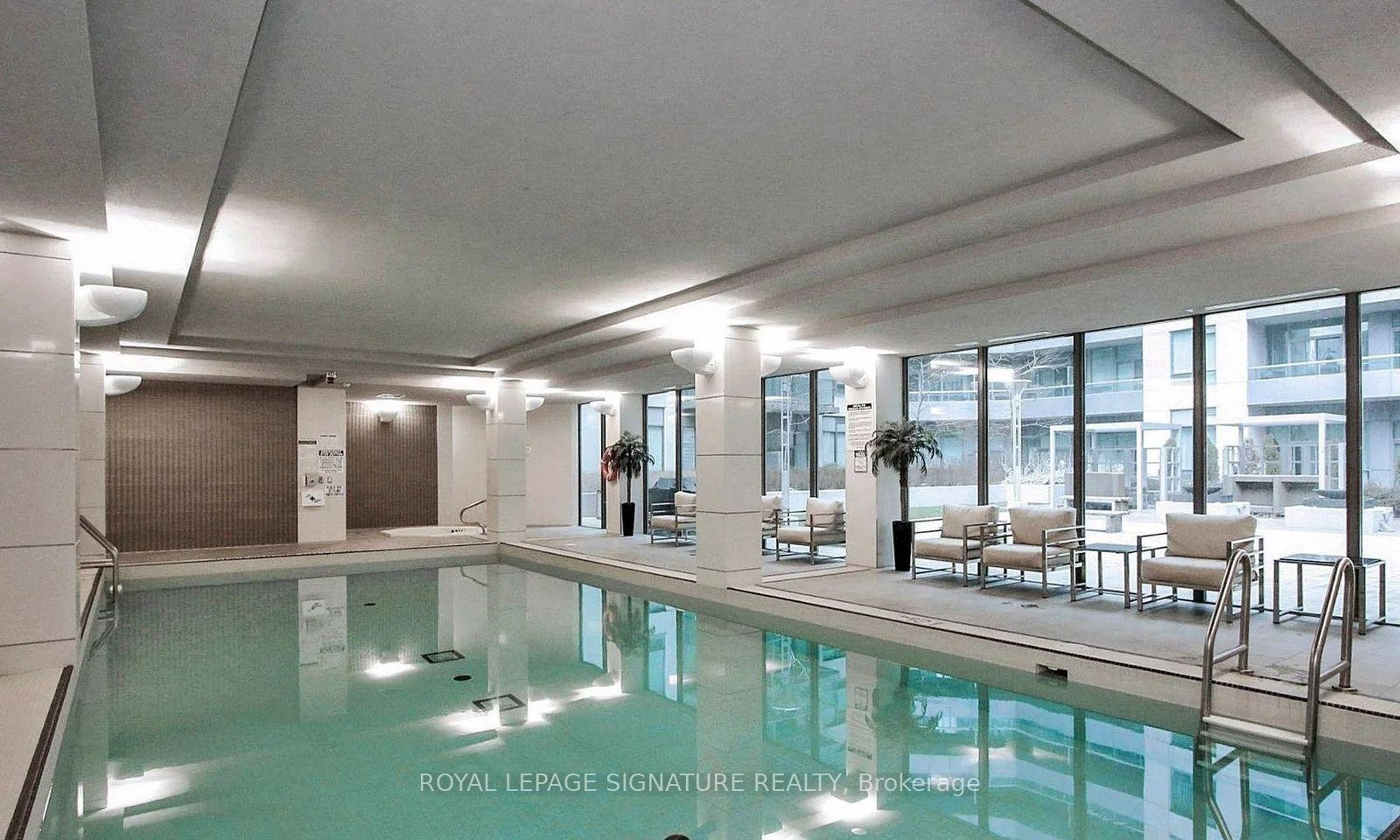 801-19 Grand Trunk Crescent, Toronto, ON - Indoor Photo Showing Other Room With In Ground Pool